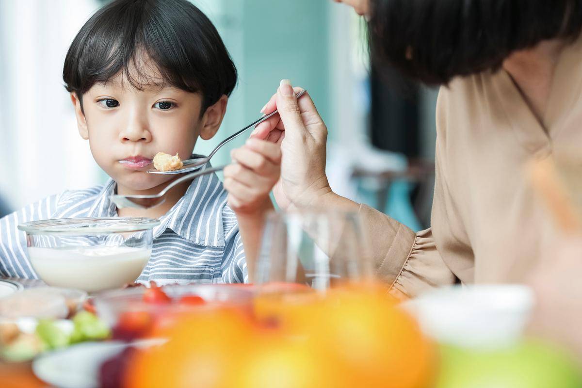 别再喂饭了:读懂宝宝饥饱信号轻松培养自主进食小达人